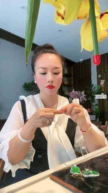卖翡翠的小姐姐