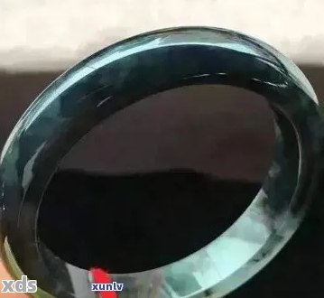 买个翡翠手镯,一开始很亮,带一段时间变黑了