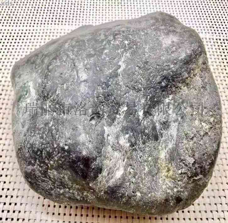 翡翠手镯买原石好还是成品好呢